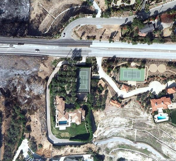 Loạt ảnh vệ tinh về khung cảnh hoang tàn tại nhà Miley Cyrus và nhiều sao khác sau đám cháy rừng ở California - Ảnh 12.