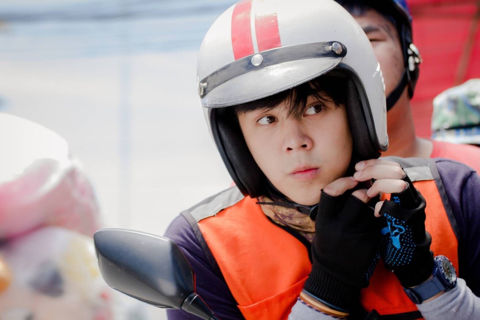 Chán làm giám khảo The Face, nam thần Thái Lan Peach Pachara Chirathivat nổi hứng chạy xe ôm kiếm sống - Ảnh 2. Chán làm giám khảo The Face, nam thần Thái Lan Peach Pachara Chirathivat nổi hứng chạy xe ôm kiếm sống - Ảnh 2.