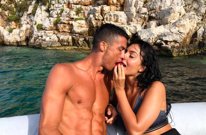 Tình sử đầy thị phi của Cristiano Ronaldo trước khi đính hôn: Từ siêu mẫu Victorias Secret đến tiểu thư nhà giàu lộ băng sex - Ảnh 12.