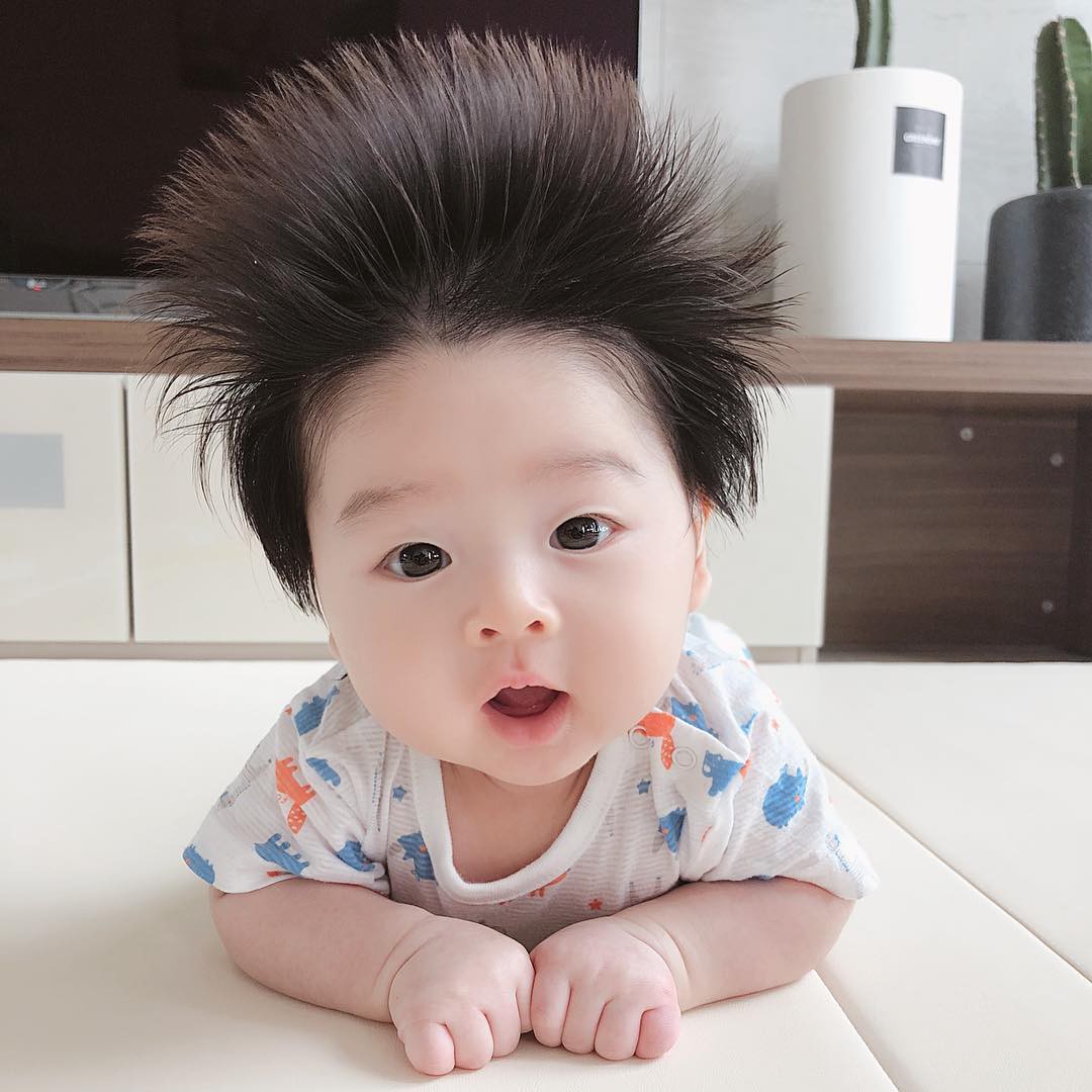 Cậu bé Hàn Quốc với quả đầu chôm chôm đáng yêu đến mức ai cũng muốn đem về nuôi - Ảnh 1. Cậu bé Hàn Quốc với quả đầu chôm chôm đáng yêu đến mức ai cũng muốn đem về nuôi - Ảnh 1.