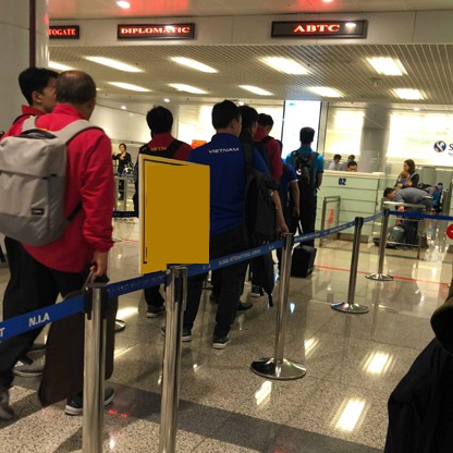 H&agrave;nh động đẹp v&agrave; lịch sự hết mực của HLV Park Hang-seo khi vừa về đến Việt Nam - Ảnh 1.