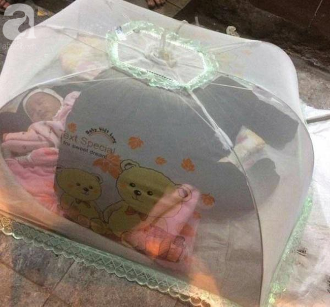 Bé gái 1 tháng tuổi phải đắp chăn nằm vỉa hè chợ Đồng Xuân: Gia đình muốn đón nhưng người mẹ đều bỏ trốn - Ảnh 1.