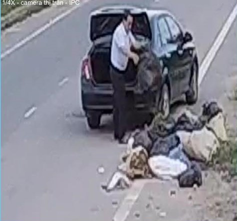Cộng đồng mạng xôn xao về clip người đàn ông lái ô tô vứt rác trên đường - Ảnh 2.