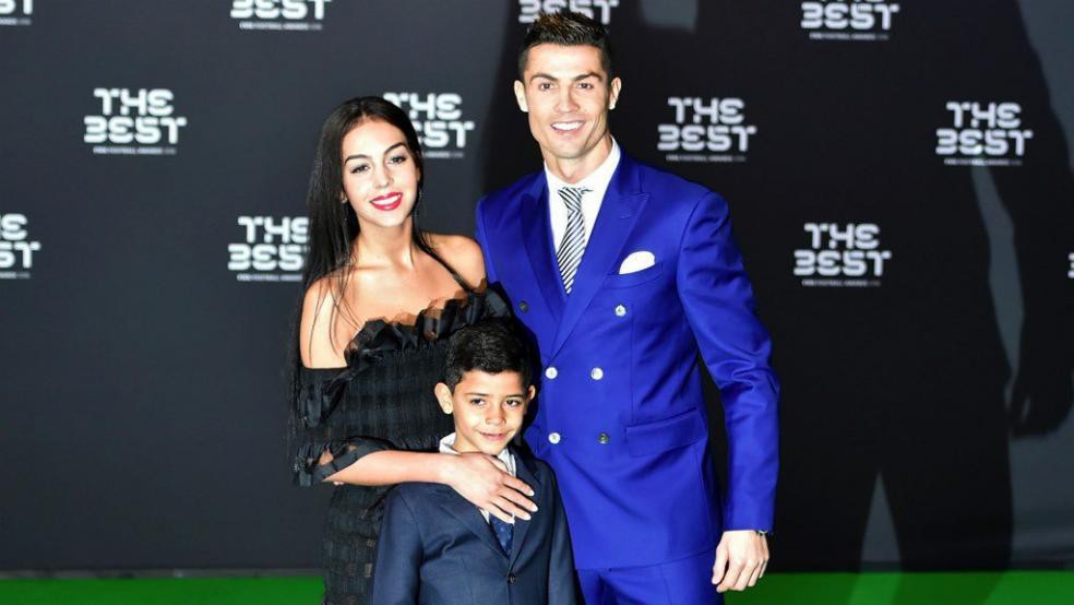 Tình sử đầy thị phi của Cristiano Ronaldo trước khi đính hôn: Từ siêu mẫu Victorias Secret đến tiểu thư nhà giàu lộ băng sex - Ảnh 13. Tình sử đầy thị phi của Cristiano Ronaldo trước khi đính hôn: Từ siêu mẫu Victorias Secret đến tiểu thư nhà giàu lộ băng sex - Ảnh 13.