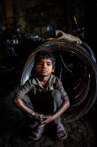 Ảnh: Câu Chuyện Đau Lòng Về Những Đứa Trẻ Phải “Bán” Tuổi Thơ Ở Bangladesh