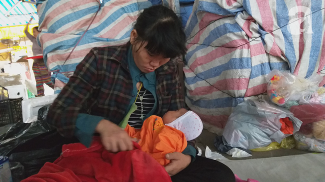 Bé gái 1 tháng tuổi phải đắp chăn nằm vỉa hè chợ Đồng Xuân: Gia đình muốn đón nhưng người mẹ đều bỏ trốn - Ảnh 4.