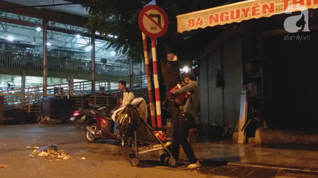 Bé gái 1 tháng tuổi phải đắp chăn nằm vỉa hè chợ Đồng Xuân: Gia đình muốn đón nhưng người mẹ đều bỏ trốn - Ảnh 6.