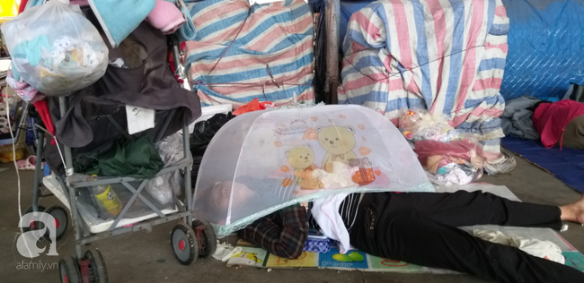 Bé gái 1 tháng tuổi phải đắp chăn nằm vỉa hè chợ Đồng Xuân: Gia đình muốn đón nhưng người mẹ đều bỏ trốn - Ảnh 9.