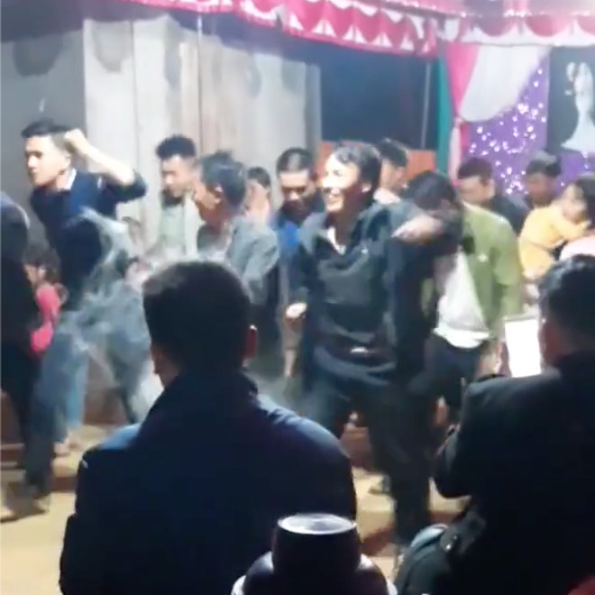 Quẩy đ&aacute;m cưới si&ecirc;u xịn: Quan vi&ecirc;n hai họ nhảy disco cực chất trong nền nhạc Boney M huyền thoại - Ảnh 2.