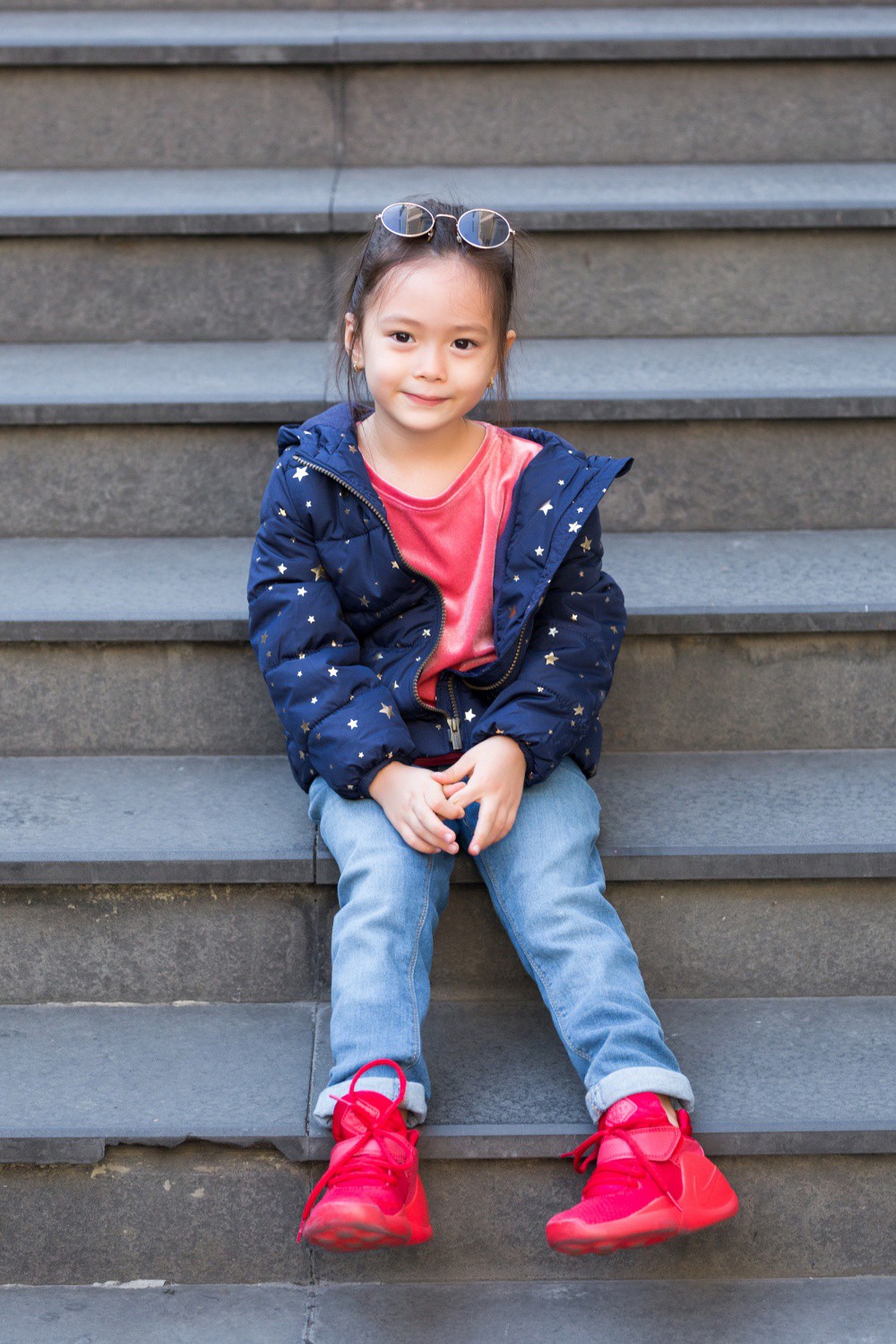The new 4-year-old Doan Trang fashionista girl, along with her parents, made a very new photograph The new 4-year-old Doan Trang fashionista girl, along with her parents, made a very new photograph