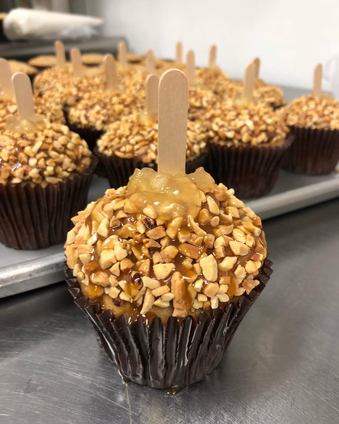 Bí ý tưởng quá nên một tiệm bánh đã cho thịt xông khói làm topping của cupcake và đã tạo nên hiệu ứng đầy bất ngờ - Ảnh 5. Bí ý tưởng quá nên một tiệm bánh đã cho thịt xông khói làm topping của cupcake và đã tạo nên hiệu ứng đầy bất ngờ - Ảnh 5.
