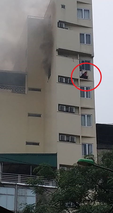 Clip: Cháy khách sạn trong phố cổ Hà Nội, 2 người phải đu bám ở gờ tường cách mặt đất hàng chục mét - Ảnh 3.