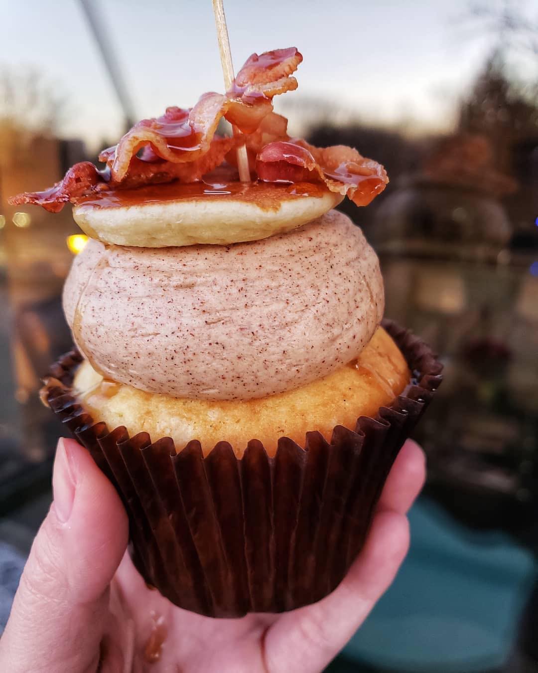 Bí ý tưởng quá nên một tiệm bánh đã cho thịt xông khói làm topping của cupcake và đã tạo nên hiệu ứng đầy bất ngờ - Ảnh 1. Bí ý tưởng quá nên một tiệm bánh đã cho thịt xông khói làm topping của cupcake và đã tạo nên hiệu ứng đầy bất ngờ - Ảnh 1.