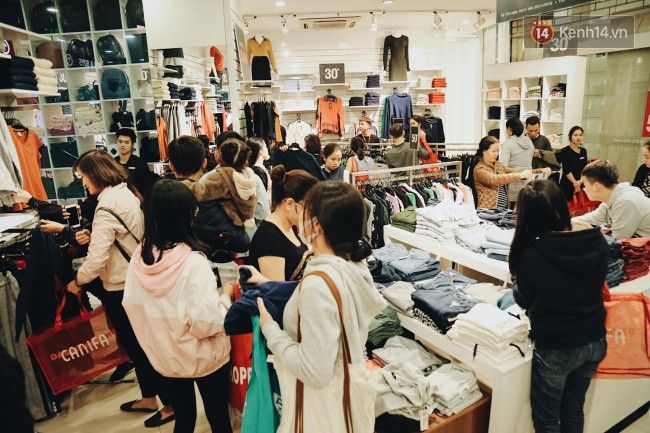 Black Friday: Dân Hà Nội, Sài Gòn săn hàng giảm giá từ nhiều ngày trước - Ảnh 10.