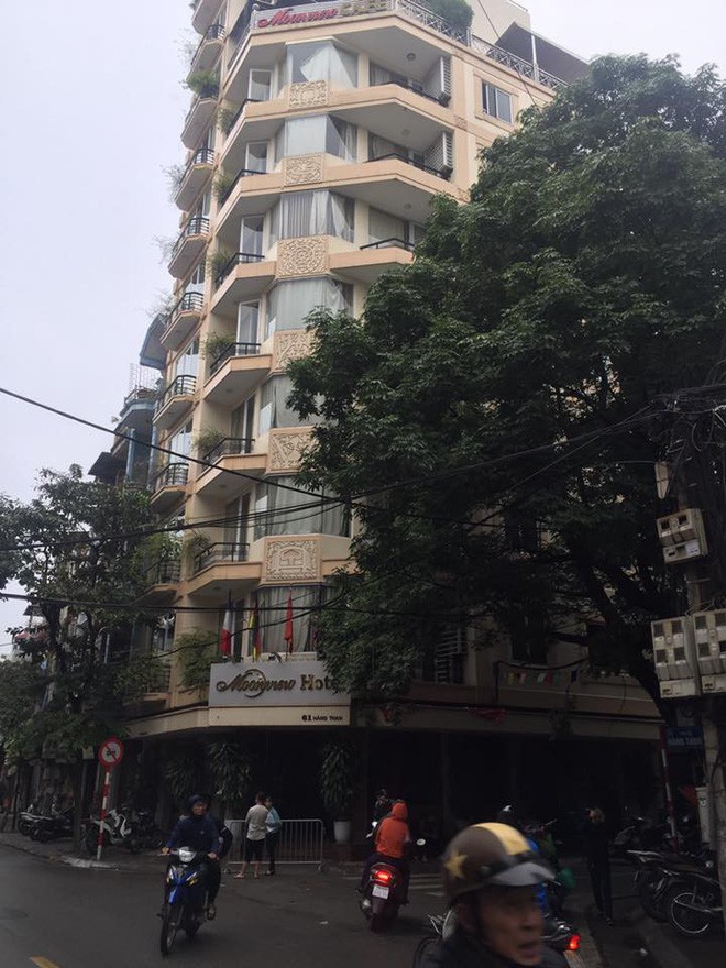 Clip: Cháy khách sạn trong phố cổ Hà Nội, 2 người phải đu bám ở gờ tường cách mặt đất hàng chục mét - Ảnh 4.