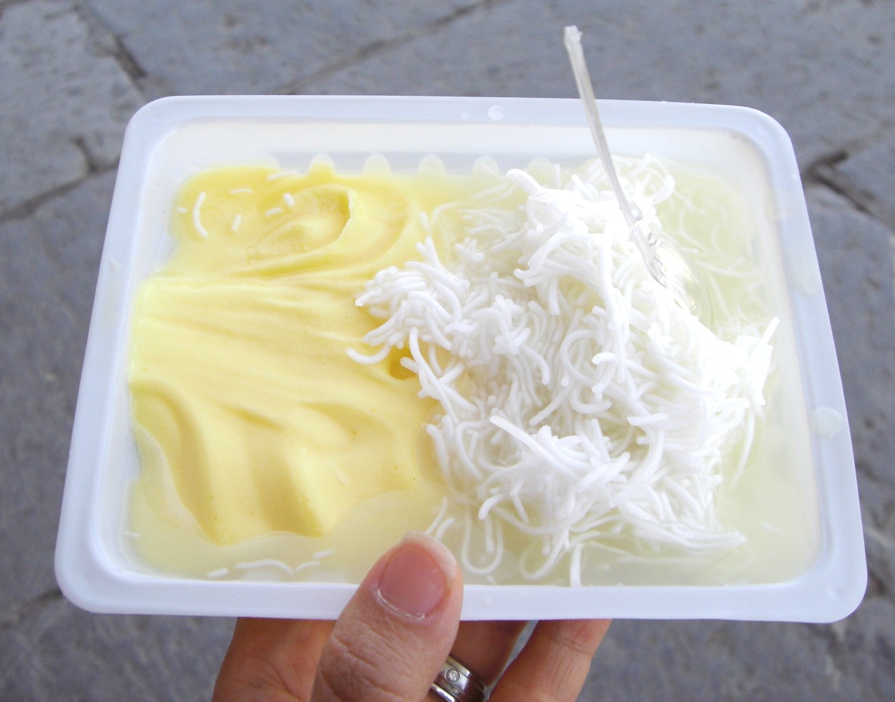 Ăn kem cùng với bún gạo: lạ lùng nhưng lại là truyền thống có từ trước Công nguyên ở Iran - Ảnh 2.