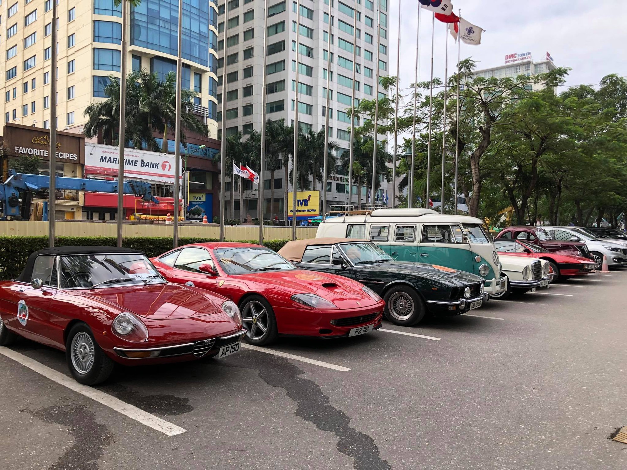 Chùm ảnh: Dàn xế cổ siêu sang với với vẻ đẹp vượt thời gian đang tề tựu tại Hà Nội - Ảnh 1. Chùm ảnh: Dàn xế cổ siêu sang với với vẻ đẹp vượt thời gian đang tề tựu tại Hà Nội - Ảnh 1.