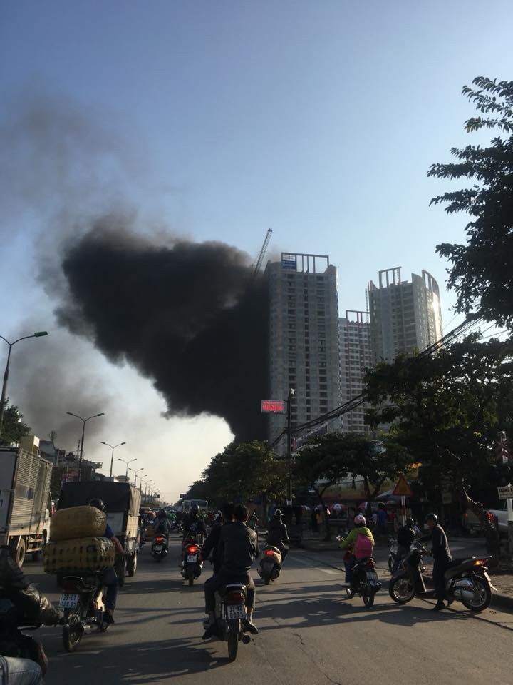 Hà Nội: Cháy lớn ở khu chung cư đang xây dựng, cột khói đen hàng chục mét khiến người đi đường hoảng sợ - Ảnh 2. Hà Nội: Cháy lớn ở khu chung cư đang xây dựng, cột khói đen hàng chục mét khiến người đi đường hoảng sợ - Ảnh 2.