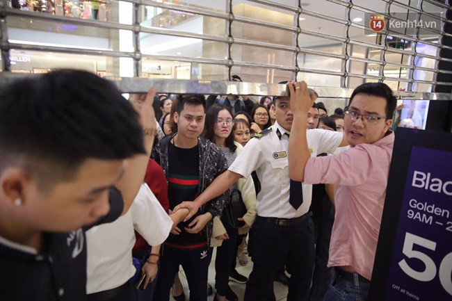 Vỡ trận ngày Black Friday ở TTTM Hà Nội: Hàng trăm người luồn lách qua khe cửa để mua hàng - Ảnh 8.