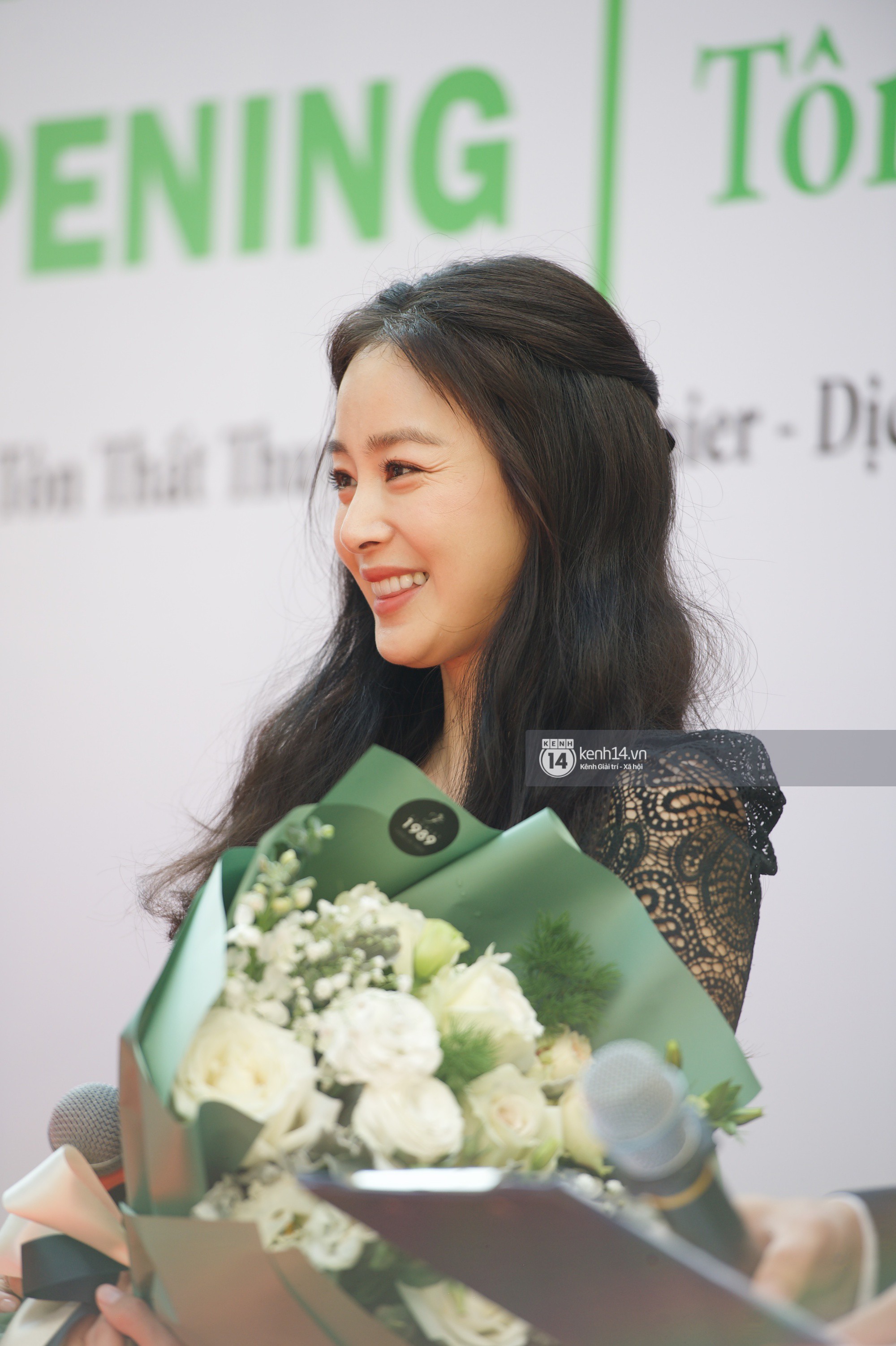 Đẹp đỉnh cao là vậy, nhưng Kim Tae Hee bất ngờ lộ dấu hiệu tuổi tác tại sự kiện ở Hà Nội - Ảnh 2. Đẹp đỉnh cao là vậy, nhưng Kim Tae Hee bất ngờ lộ dấu hiệu tuổi tác tại sự kiện ở Hà Nội - Ảnh 2.