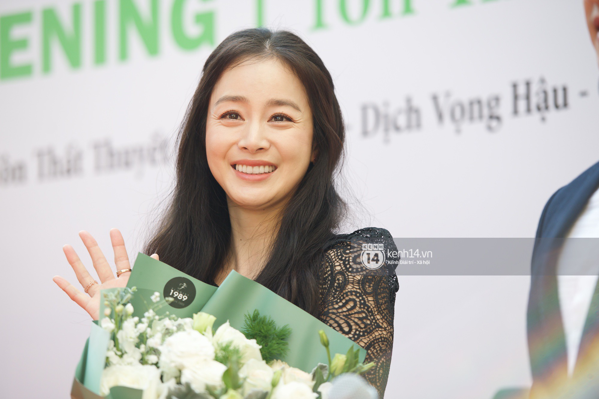 Đẹp đỉnh cao là vậy, nhưng Kim Tae Hee bất ngờ lộ dấu hiệu tuổi tác tại sự kiện ở Hà Nội - Ảnh 1. Đẹp đỉnh cao là vậy, nhưng Kim Tae Hee bất ngờ lộ dấu hiệu tuổi tác tại sự kiện ở Hà Nội - Ảnh 1.