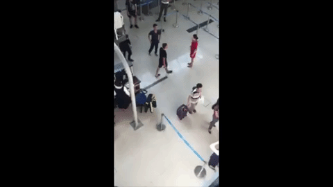 Clip sốc: Nữ nhân viên sân bay bị nhóm thanh niên tát vào mặt, đạp ngã xuống đất trước sự chứng kiến của nhiều người - Ảnh 2.