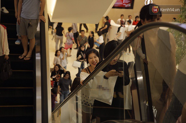 Người dân Hà Nội và Sài Gòn ùn ùn kéo về các TTTM xếp hàng, chờ mua đồ giảm giá trong ngày Black Friday - Ảnh 26.