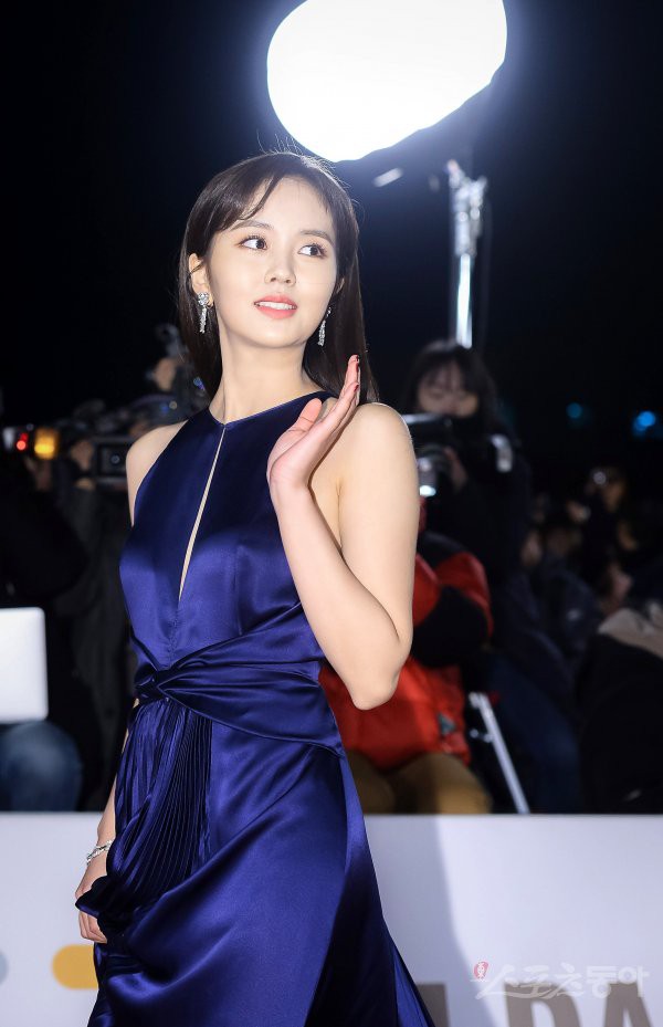 Thảm đỏ Rồng Xanh 2018: Kim So Hyun lấn át cả chị đại nhờ lột xác, Park Bo Young dọa fan giữa dàn siêu sao xứ Hàn - Ảnh 8.