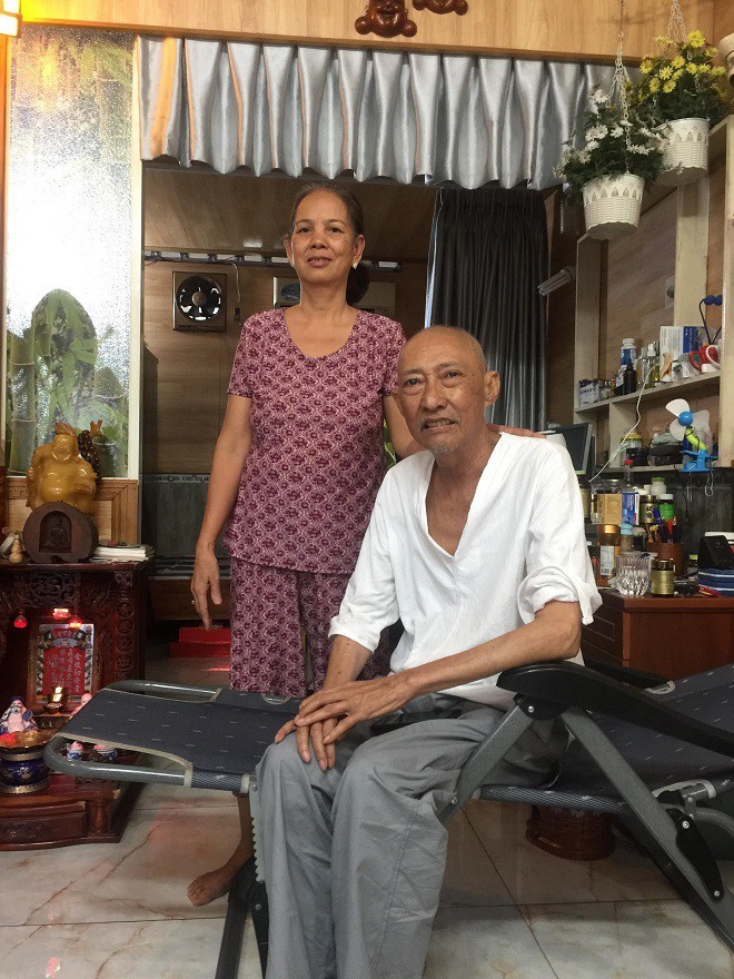 Người vợ đã ly hôn do cờ bạc của nghệ sĩ Lê Bình trở về chăm sóc chồng điều trị ung thư - Ảnh 1.