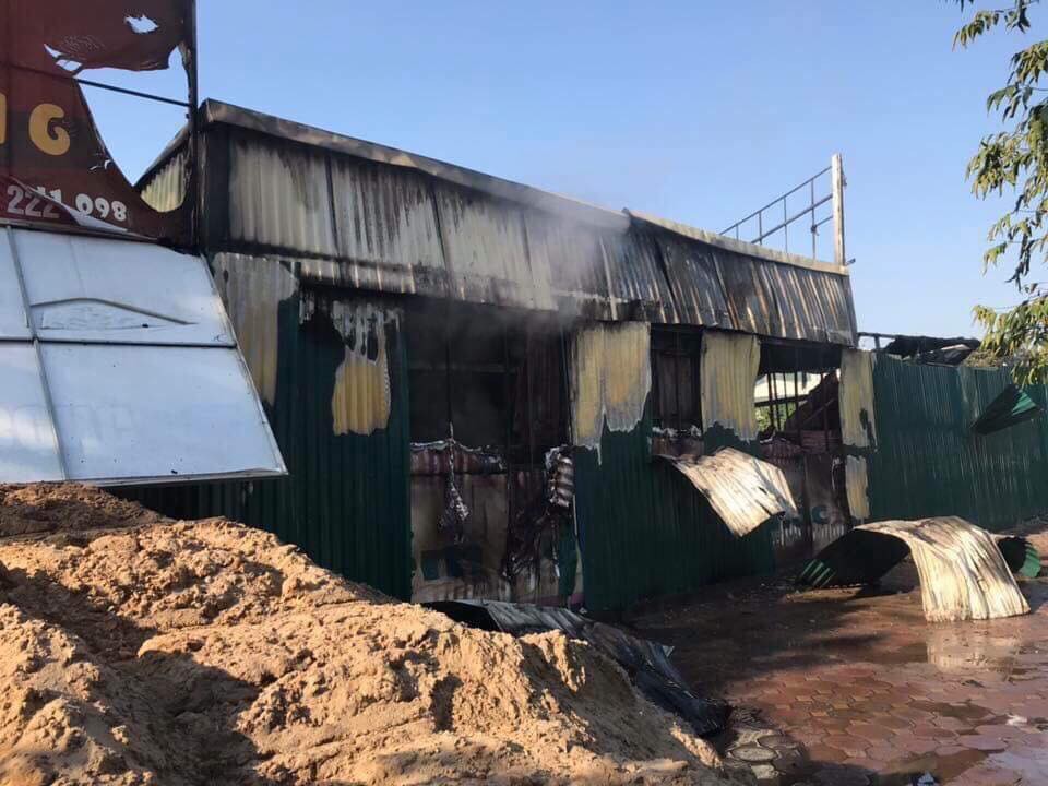 Hà Nội: Lán trại công nhân bốc cháy ngùn ngụt, toàn bộ đồ đạc bị thiêu rụi - Ảnh 3.