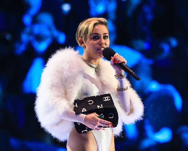 Miley Cyrus tròn 26 tuổi: Nhìn lại những khoảnh khắc bad girl một thời làm dân tình mắt chữ A mồm chữ O - Ảnh 6.