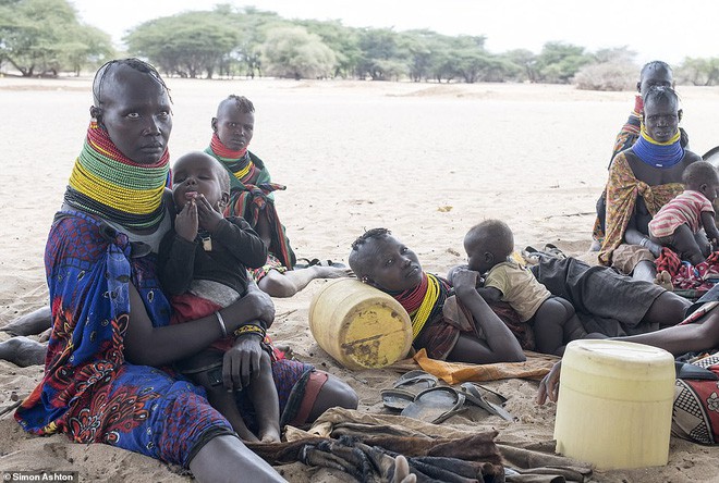 Bộ lạc tại châu Phi, nơi già trẻ trai gái từ sáng đến tối chỉ lao đi kiếm nước để tồn tại - Ảnh 13.
