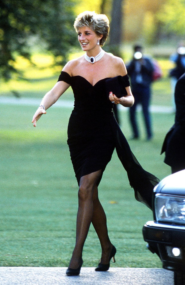 Sau ngày chồng công khai phản bội: Style của Công nương Diana thay đổi ngoạn mục, trở nên táo bạo sexy hơn bao giờ hết - Ảnh 2.