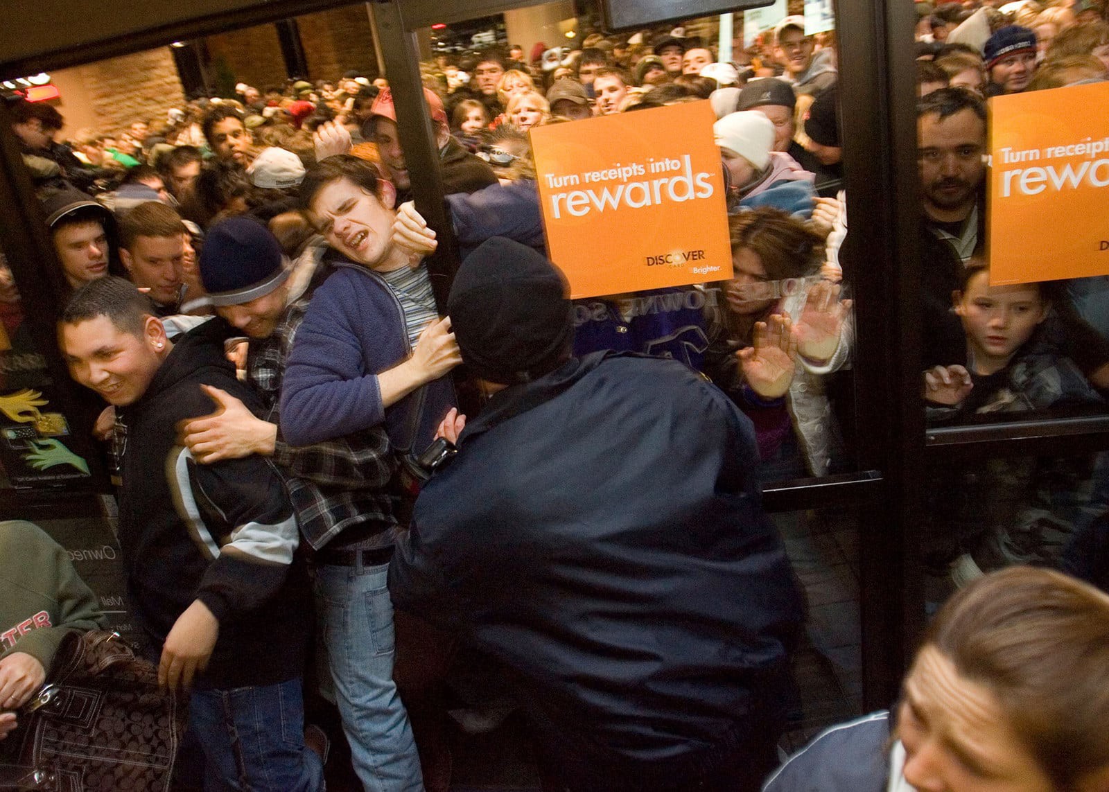 Nhân viên bán hàng than thở ngày Black Friday: Bảo vệ đến thay ca bị đánh vì tưởng chen hàng và hàng loạt câu chuyện oái oăm khác - Ảnh 5. Nhân viên bán hàng than thở ngày Black Friday: Bảo vệ đến thay ca bị đánh vì tưởng chen hàng và hàng loạt câu chuyện oái oăm khác - Ảnh 5.