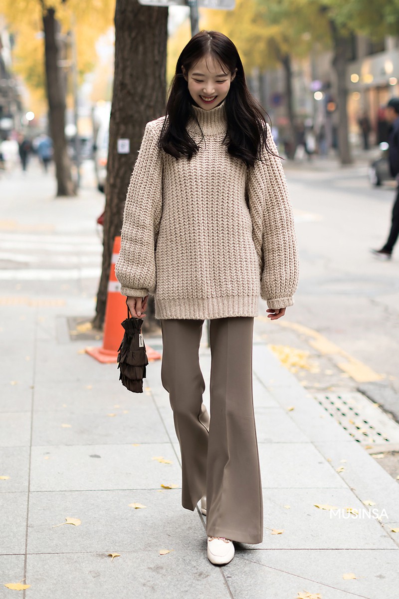 Street style giới trẻ Hàn tuần qua chính là từ điển lên đồ chuẩn mốt cho những cô nàng thích style mì ăn liền - Ảnh 1. Street style giới trẻ Hàn tuần qua chính là từ điển lên đồ chuẩn mốt cho những cô nàng thích style mì ăn liền - Ảnh 1.