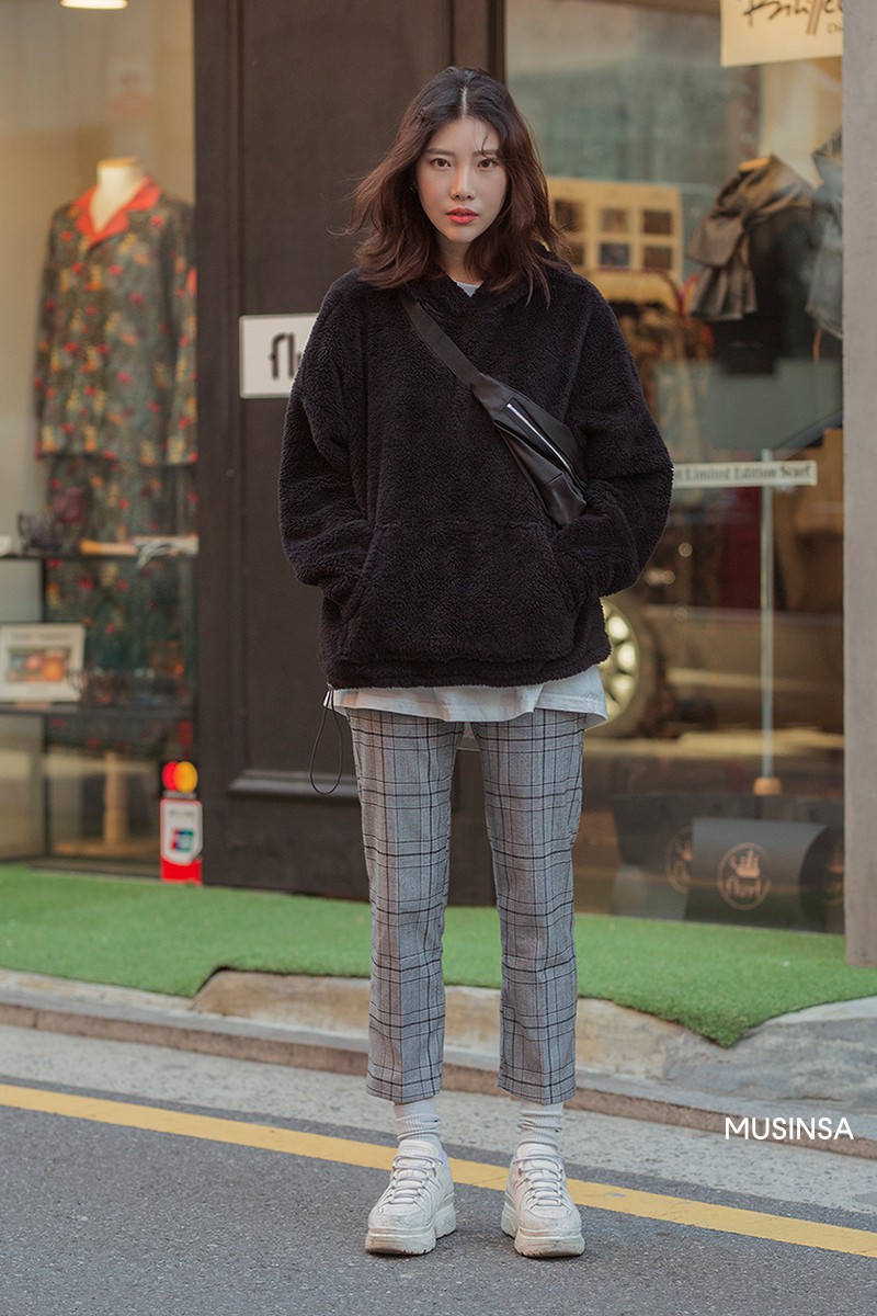 Street style giới trẻ Hàn tuần qua chính là từ điển lên đồ chuẩn mốt cho những cô nàng thích style mì ăn liền - Ảnh 4. Street style giới trẻ Hàn tuần qua chính là từ điển lên đồ chuẩn mốt cho những cô nàng thích style mì ăn liền - Ảnh 4.