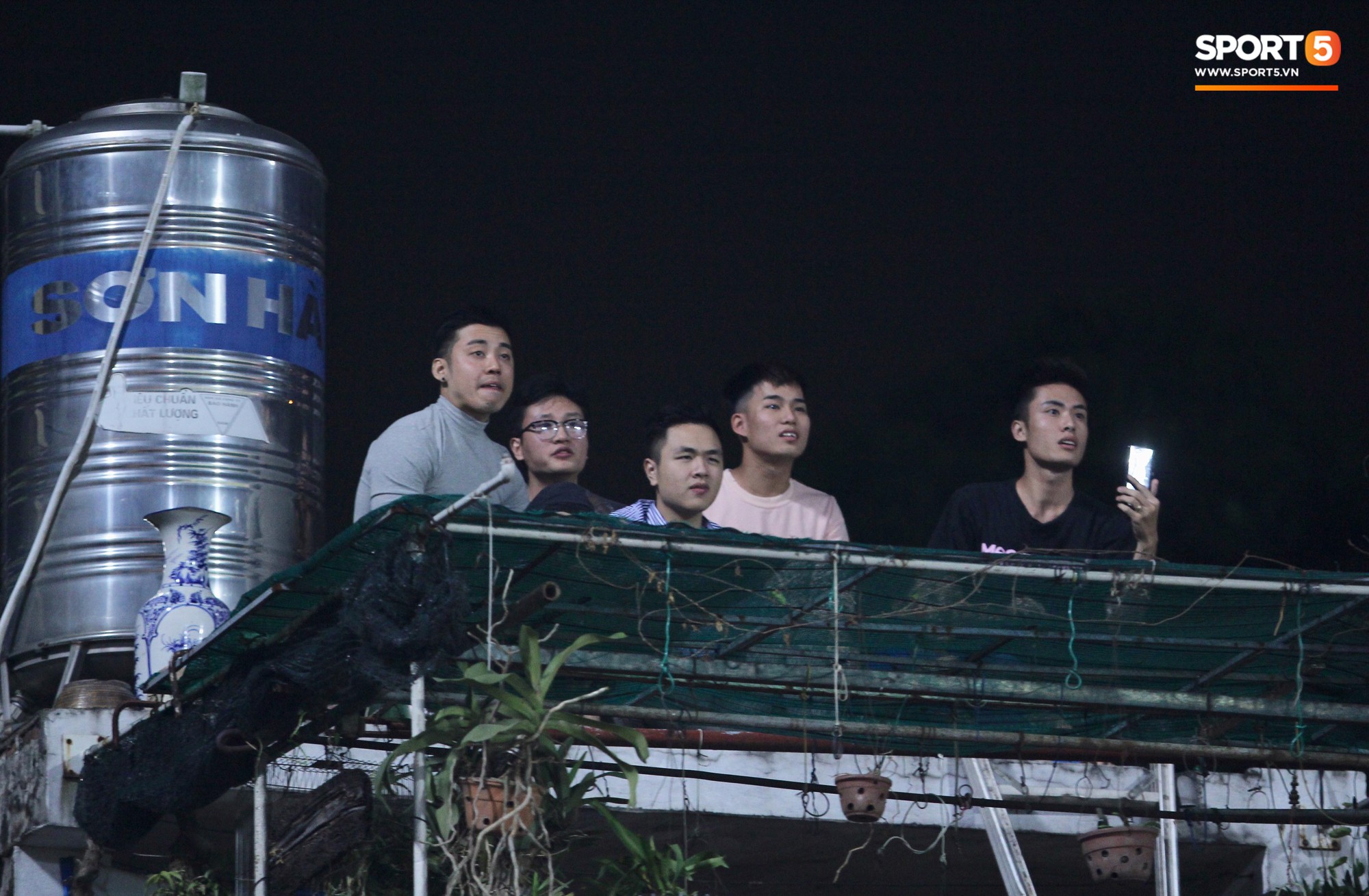 Vì đội tuyển Việt Nam, nhiều CĐV chấp nhận mạo hiểm, vắt vẻo ngồi trên nóc nhà, téc nước - Ảnh 2.