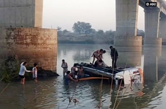 Xe buýt lao xuống sông ở Ấn Độ, ít nhất 28 người thiệt mạng - Ảnh 1.