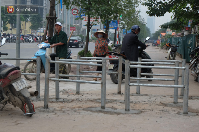 Dựng rào chắn ngăn dắt xe trên vỉa hè Tố Hữu: Bê tông chưa kịp cứng đã bị nhổ, nhiều người dân bất chấp đi ngược chiều dưới lòng đường - Ảnh 1.