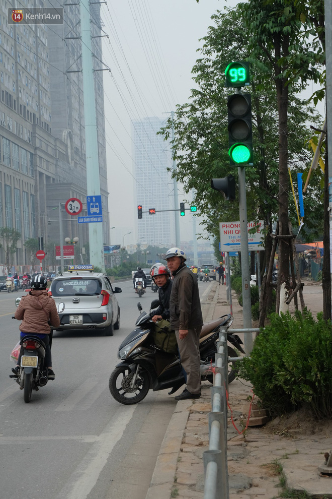 Dựng rào chắn ngăn dắt xe trên vỉa hè Tố Hữu: Bê tông chưa kịp cứng đã bị nhổ, nhiều người dân bất chấp đi ngược chiều dưới lòng đường - Ảnh 5.