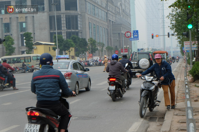 Dựng rào chắn ngăn dắt xe trên vỉa hè Tố Hữu: Bê tông chưa kịp cứng đã bị nhổ, nhiều người dân bất chấp đi ngược chiều dưới lòng đường - Ảnh 4.