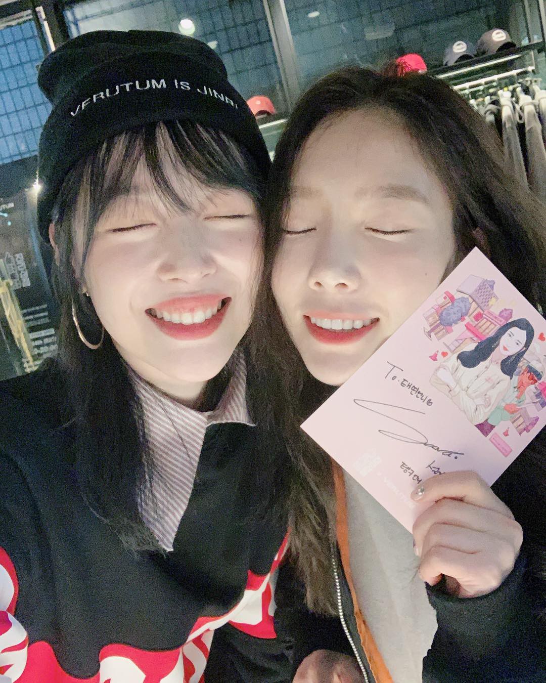 Chuyện Taeyeon hack tuổi: Từng trông dừ hơn, nay lại bất ngờ như bạn cùng lứa với Sulli dù cách 5 tuổi - Ảnh 1. Chuyện Taeyeon hack tuổi: Từng trông dừ hơn, nay lại bất ngờ như bạn cùng lứa với Sulli dù cách 5 tuổi - Ảnh 1.