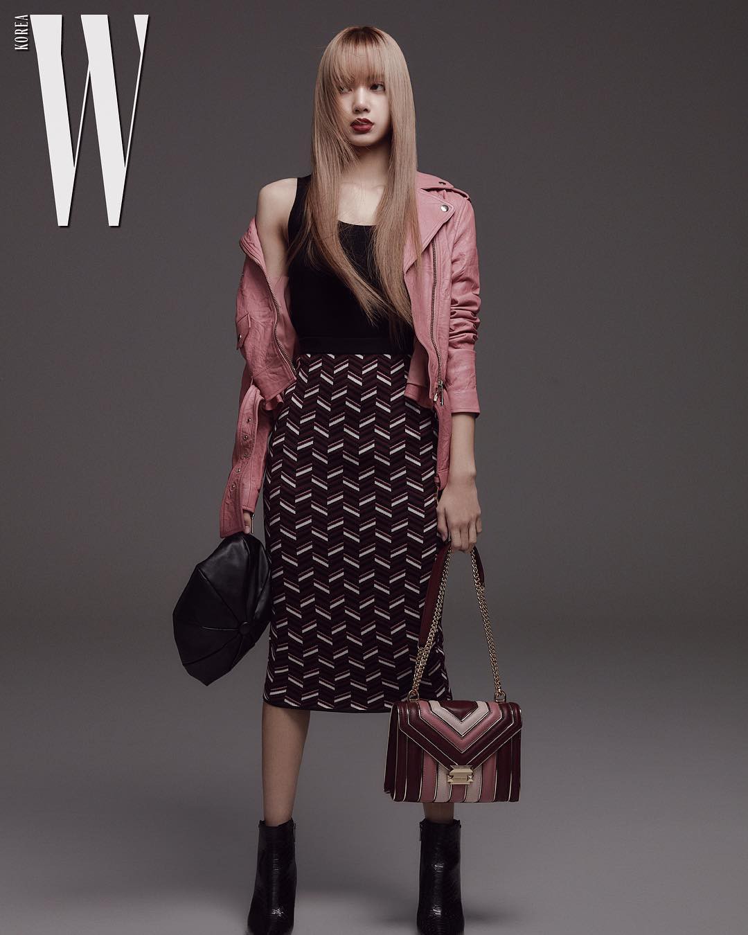 Thực tế đôi chân cực phẩm của Black Pink: Lisa và Rosé gây sốc vì quá gầy, Jennie giữ dáng ổn định nhất - Ảnh 1. Thực tế đôi chân cực phẩm của Black Pink: Lisa và Rosé gây sốc vì quá gầy, Jennie giữ dáng ổn định nhất - Ảnh 1.