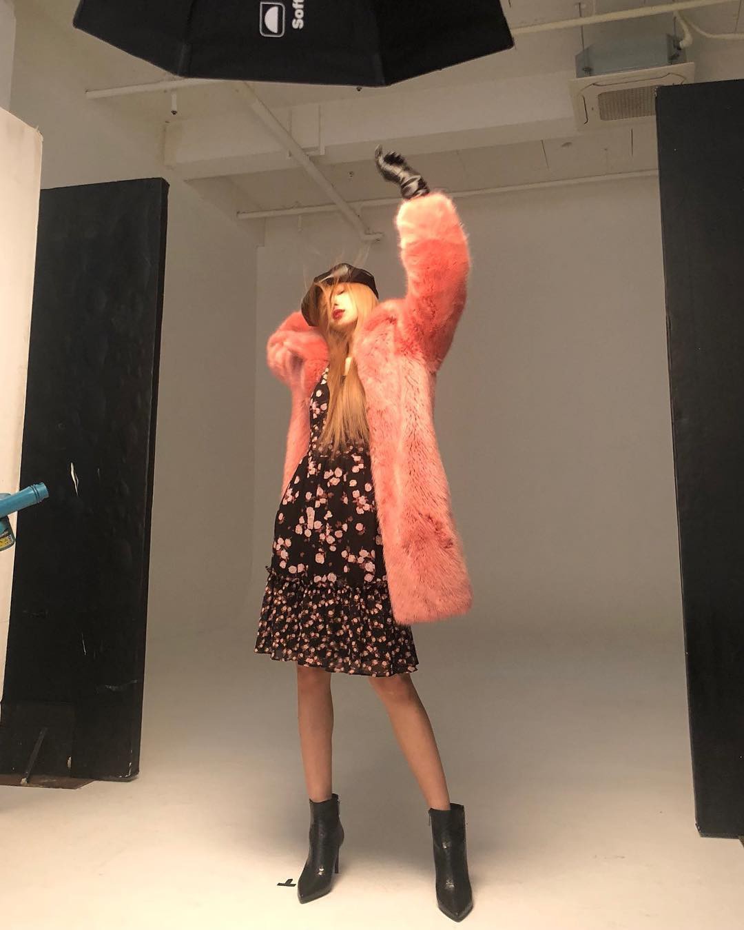 Thực tế đôi chân cực phẩm của Black Pink: Lisa và Rosé gây sốc vì quá gầy, Jennie giữ dáng ổn định nhất - Ảnh 5. Thực tế đôi chân cực phẩm của Black Pink: Lisa và Rosé gây sốc vì quá gầy, Jennie giữ dáng ổn định nhất - Ảnh 5.
