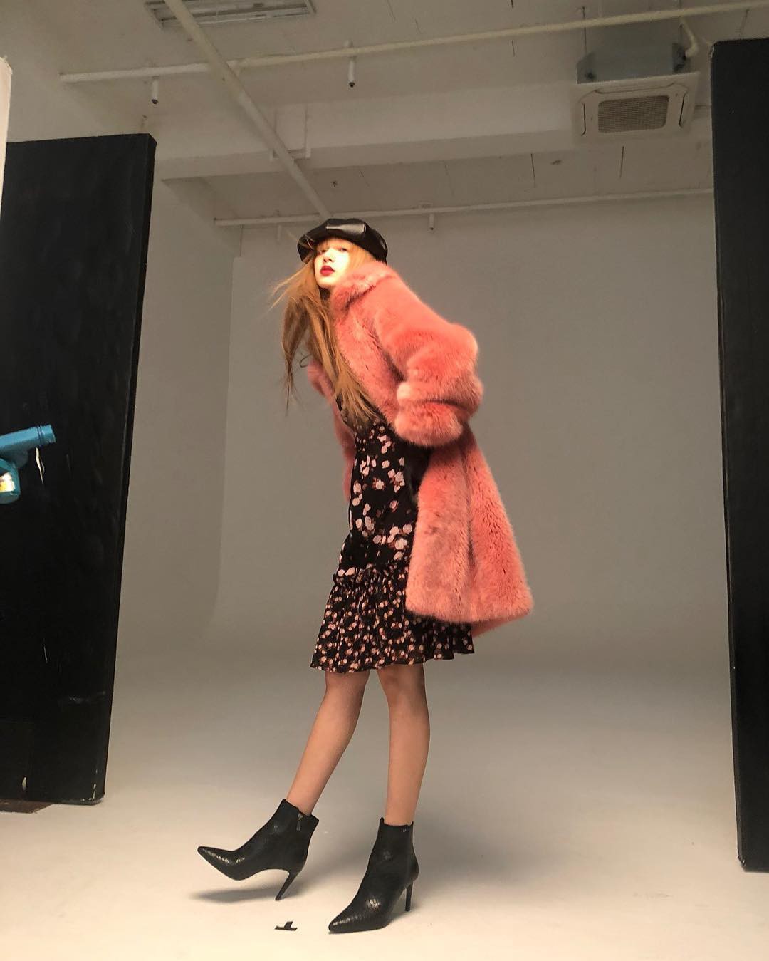 Thực tế đôi chân cực phẩm của Black Pink: Lisa và Rosé gây sốc vì quá gầy, Jennie giữ dáng ổn định nhất - Ảnh 4. Thực tế đôi chân cực phẩm của Black Pink: Lisa và Rosé gây sốc vì quá gầy, Jennie giữ dáng ổn định nhất - Ảnh 4.