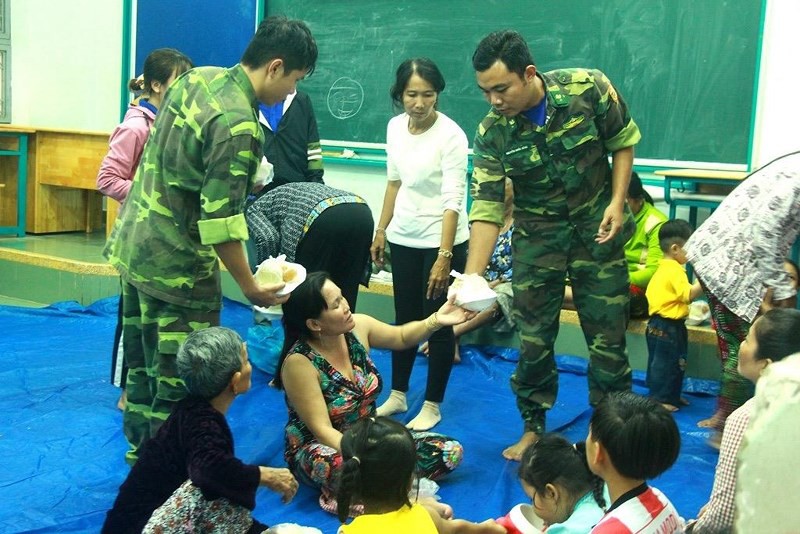 TP.HCM: Phát cơm, sữa miễn phí cho người dân trú bão - Ảnh 1. TP.HCM: Phát cơm, sữa miễn phí cho người dân trú bão - Ảnh 1.
