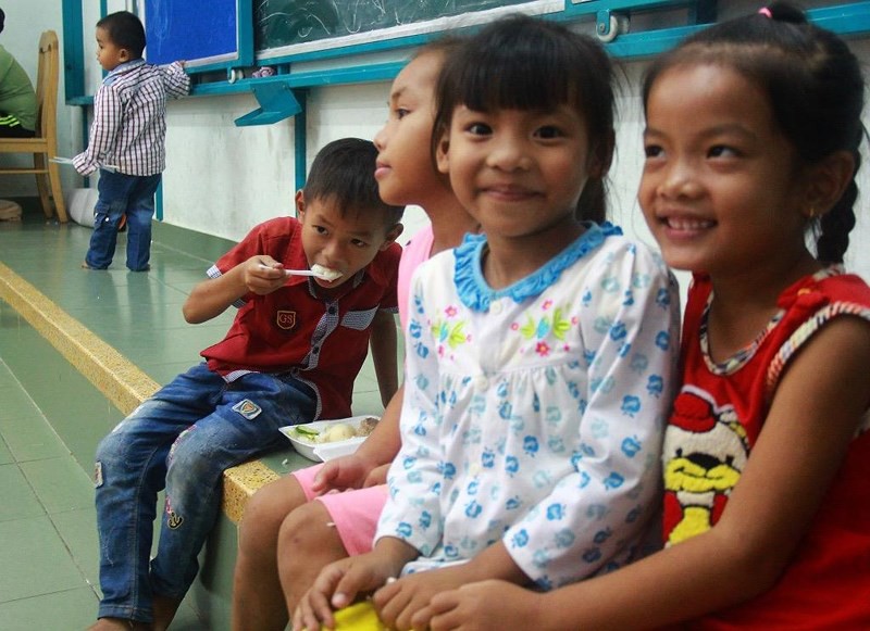 TP.HCM: Phát cơm, sữa miễn phí cho người dân trú bão - Ảnh 2. TP.HCM: Phát cơm, sữa miễn phí cho người dân trú bão - Ảnh 2.