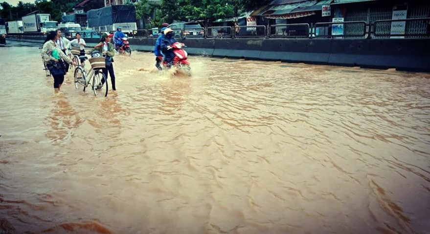 Mưa lớn tại Phú Yên: Quốc lộ 1 bị chia cắt, người dân phải lên những nơi cao để tránh lũ - Ảnh 1. Mưa lớn tại Phú Yên: Quốc lộ 1 bị chia cắt, người dân phải lên những nơi cao để tránh lũ - Ảnh 1.