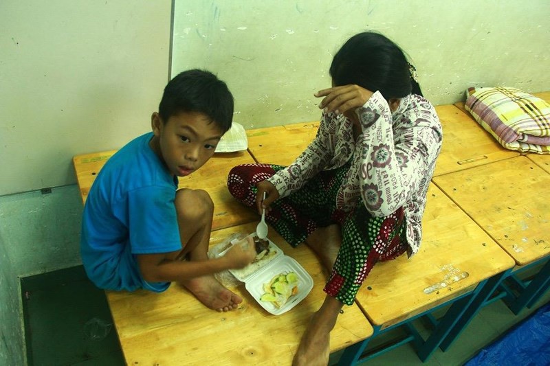 TP.HCM: Phát cơm, sữa miễn phí cho người dân trú bão - Ảnh 3. TP.HCM: Phát cơm, sữa miễn phí cho người dân trú bão - Ảnh 3.