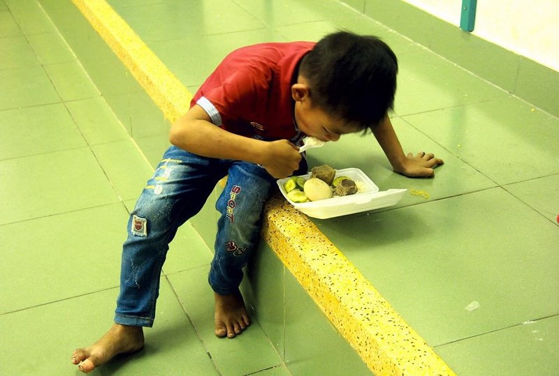 TP.HCM: Phát cơm, sữa miễn phí cho người dân trú bão - Ảnh 4. TP.HCM: Phát cơm, sữa miễn phí cho người dân trú bão - Ảnh 4.